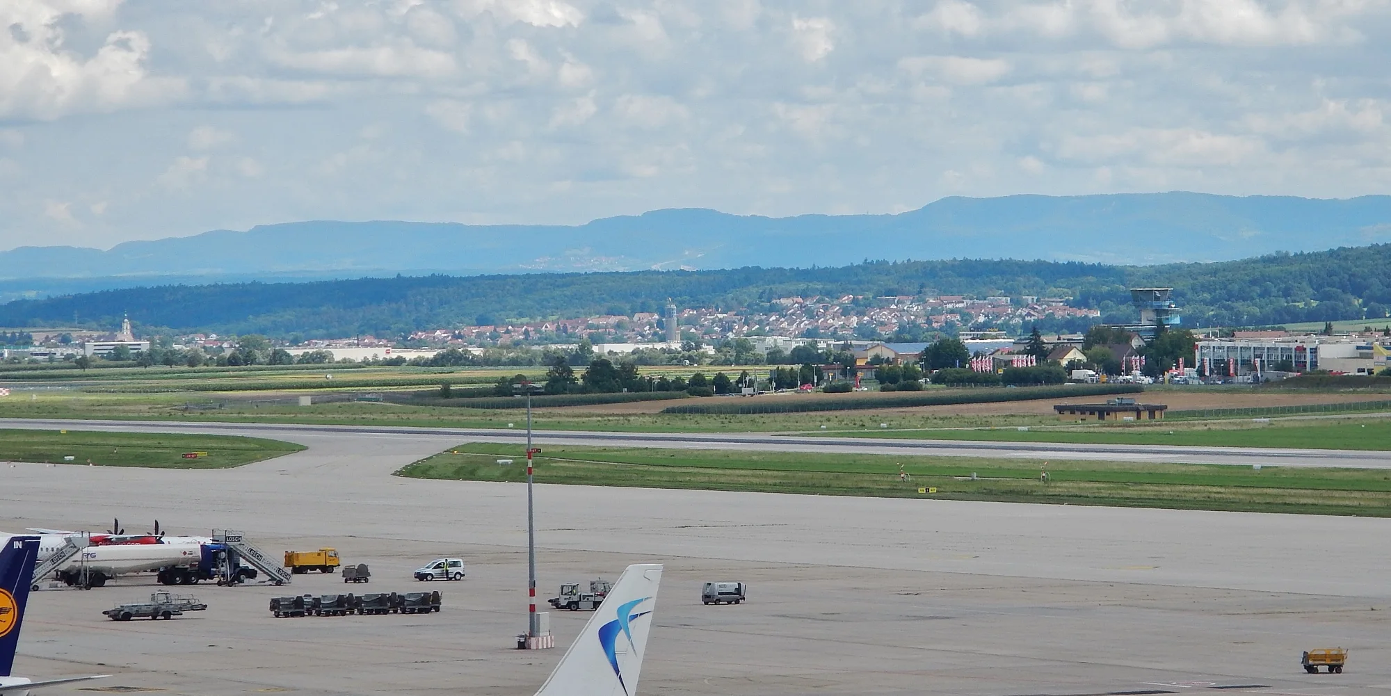 Ausblick vom Flughafen Stuttgart zur Schwäbischen Alb; im Mittelgrund Bernhausen und Neuhausen.
