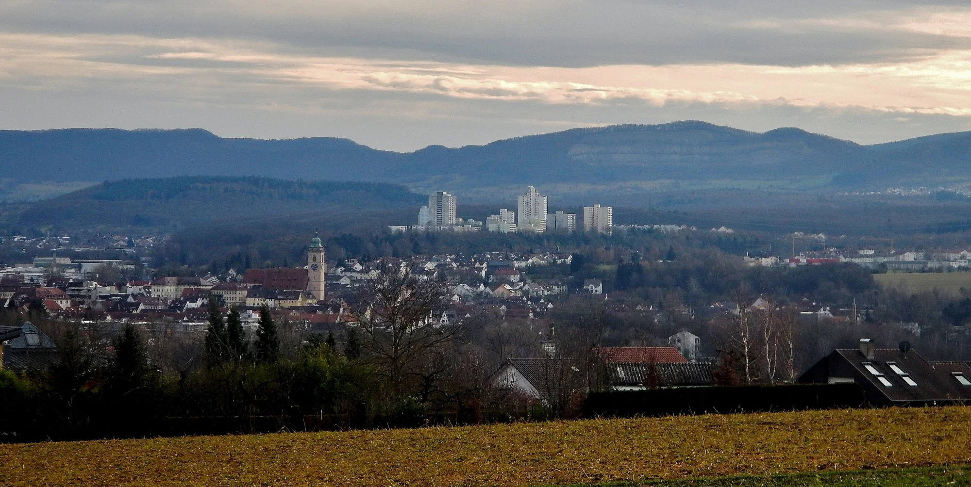 Blick über Nürtingen mit Stadtkirche Sankt Laurentius auf die schwäbische Alb