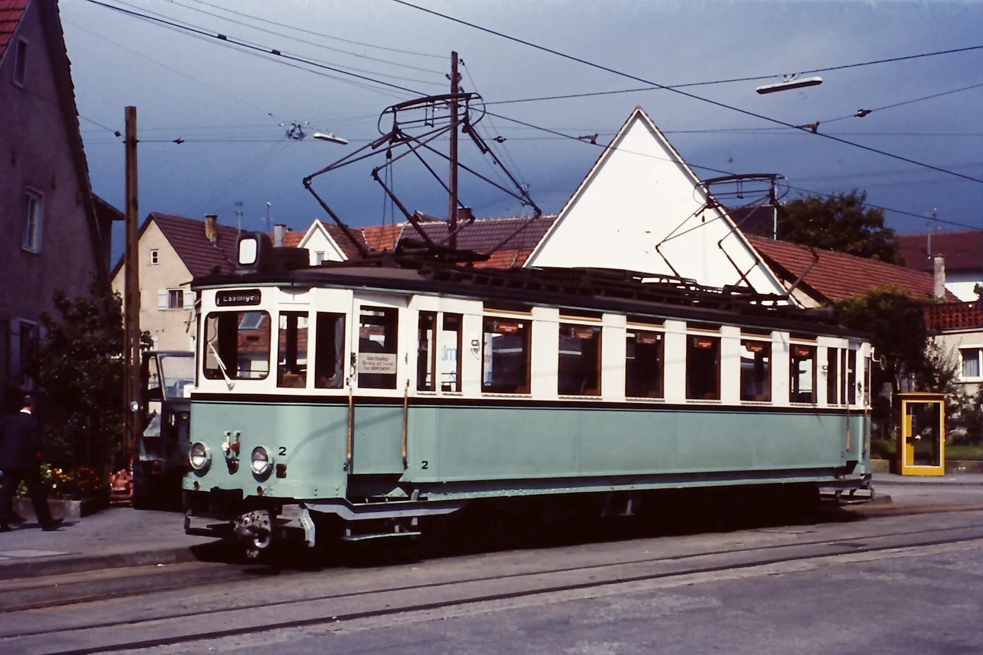 Triebwagen 2 der Straßenbahn Esslingen-Nellingen–Denkendorf in der Endhaltestelle Neuhausen, abfahrbereit nach Esslingen