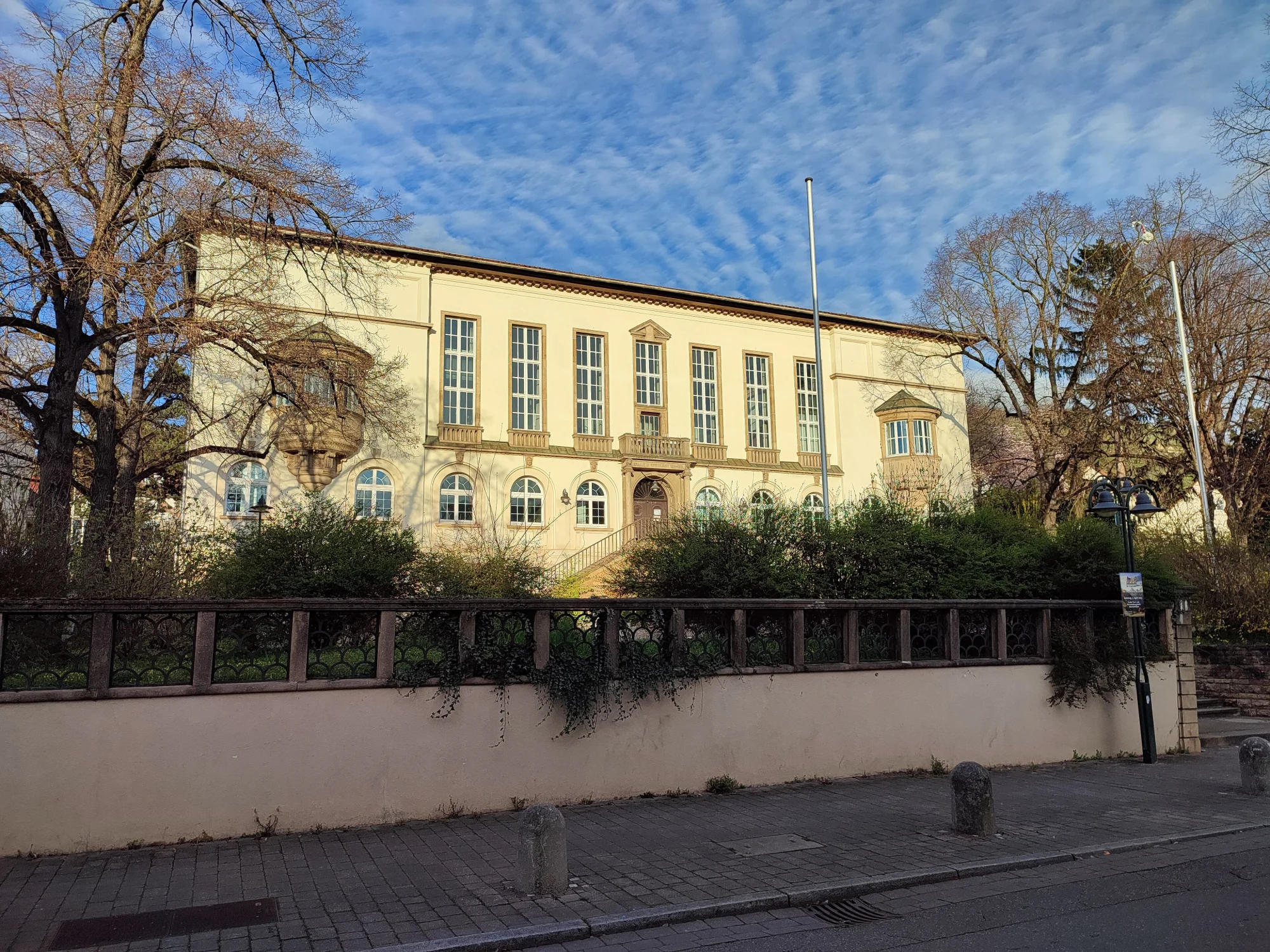 Rathaus in Obertürkheim, errichtet nach Entwurf von Architekt Wilhelm Pfeiffer unter Leitung von Karl Beer, 1913-1915.