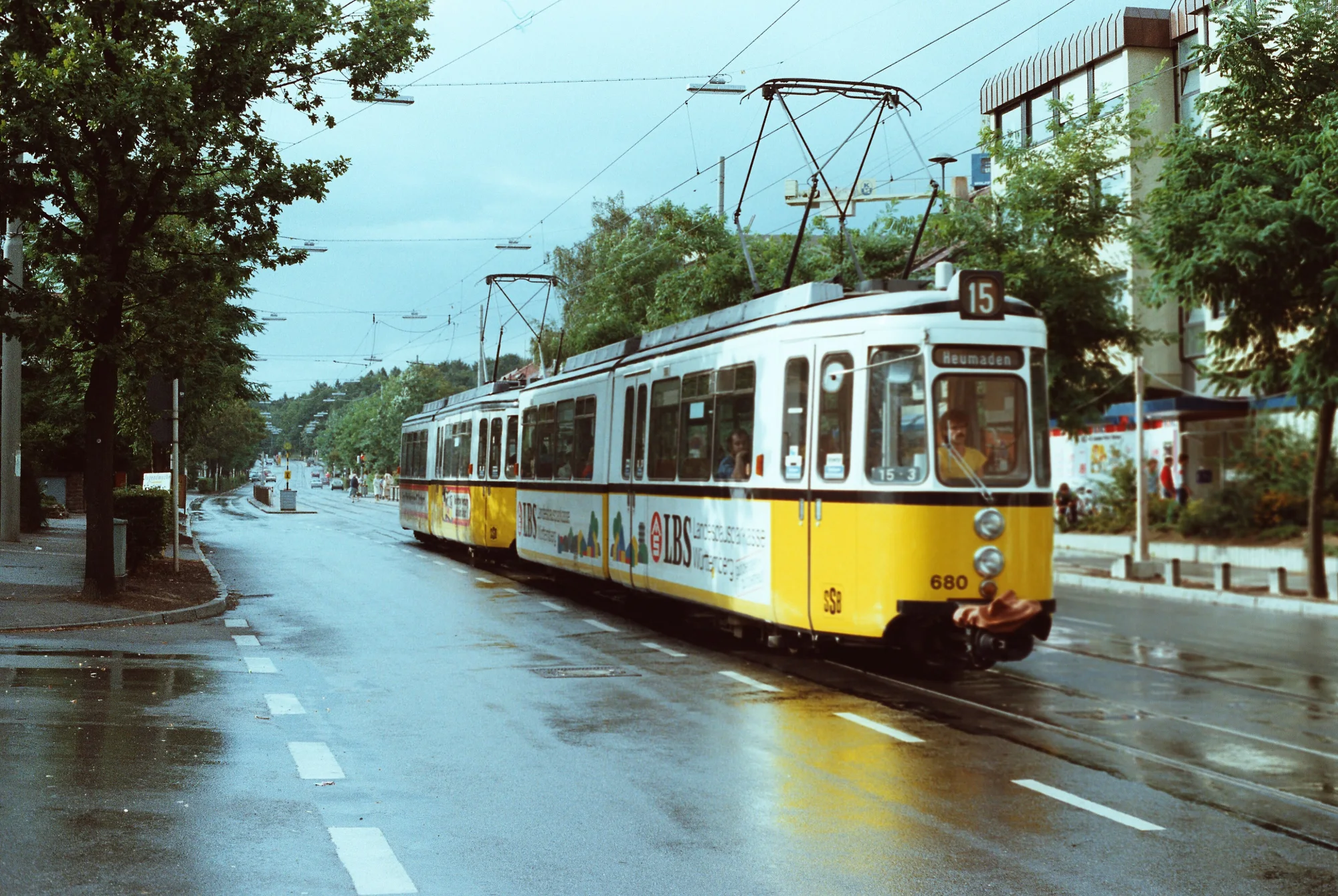 Ein Zug der Stuttgarter Straßenbahnlinie 15 unmittelbar nach der Station Eduard-Steinle-Straße